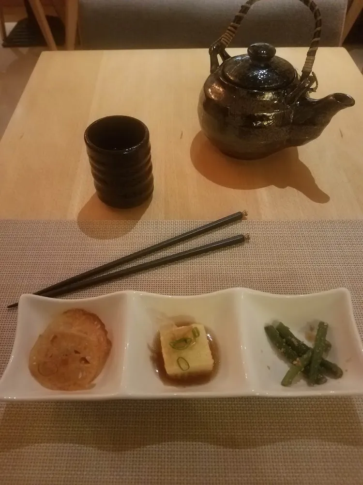 Soupe Miso Haricots Verts Au Sésame Chips de Racine de Lotus Et Agedashi Tofu